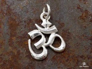 PA22 Petit pendentif Argent Massif Om Sanskrit